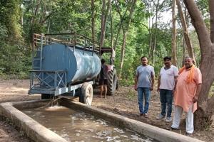 रामपुर: आरक्षित वन क्षेत्र में प्यासे पशु-पक्षियों को ग्रामीण पिला रहे पानी