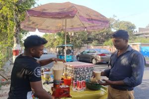 रामपुर : गर्मी बढ़ने से ठंडे पेय पदार्थों की बढ़ी ब्रिकी, शहर में जगह-जगह लग गए बेल-गन्ने के जूस के ठेले