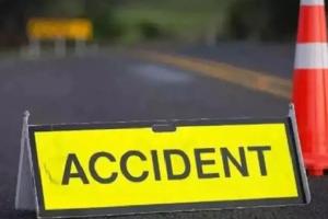 कर्नाटक में भीषण सड़क हादसा...बस पलटने से चार लोगों की मौत, 30 घायल 