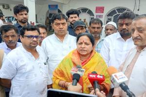 मुरादाबाद : डीएम से मिलीं सपा प्रत्याशी रुचि वीरा, कहा- चुनाव प्रभावित करने के लिए कार्यकर्ताओं पर लगाए जा रहे झूठे मुकदमे