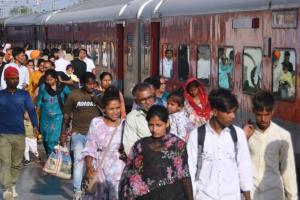 6 साल बाद पीलीभीत-पूरनपुर ट्रैक से गुजरी समर स्पेशल ट्रेन...यात्रियों की उमड़ी भीड़, जीआरपी रही मुस्तैद