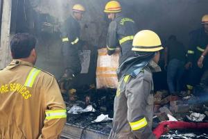 पीलीभीत: शॉर्ट सर्किट से लैब में लगी आग, दमकल की तीन गाड़ियों ने बमुश्किल पाया काबू