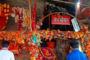 Chitrakoot: मंदिरों में धूमधाम से मनी श्री हनुमान जयंती; बजरंग बली की पूजा करके भक्तों ने किया सुंदरकांड का पाठ
