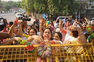 स्वाति मालीवाल केस: हाथों में चूड़ियां लेकर केजरीवाल के घर के बाहर दिल्ली BJP महिला मोर्चा का प्रदर्शन, मांगा इस्तीफा