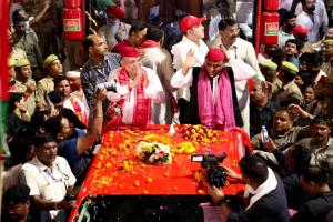 अखिलेश यादव ने किया लखनऊ में रोड शो, समर्थक बोले-नतीजों के बाद आने वाली है PDA सरकार 