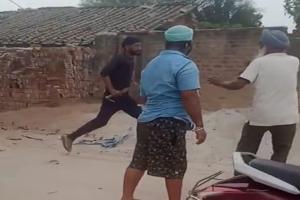 बहराइच: निर्माण के लिए ईंट मंगवाया तो युवक ने तलवार लेकर दौड़ाया, देखें वीडियो