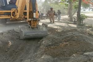 बाराबंकी: वन विभाग अपनी ही जमीन के कब्जे को लेकर था अनजान, भू माफियाओं मिट्टी पाटकर निकाल रहे थे रास्ता