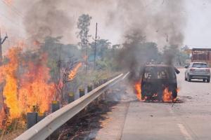 रामपुर: बिलासपुर में हाईवे पर आग का गोला बनी एंबुलेंस, कर्मी ने खिड़की से कूदकर बचाई जान 