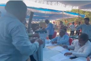 लखनऊ: मतदान केंद्रों के लिए रवाना हुईं पोलिंग पार्टियां, डीएम गंगवार ने मतदाताओं से की ये अपील