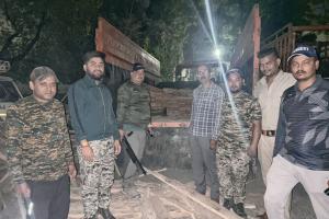 किच्छा: वन विभाग की टीम ने बेशकीमती सागौन की लकड़ी के साथ ट्रैक्टर ट्राली पकड़ा