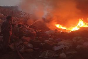 संभल :  कबाड़ के दो गोदामों में लगी आग, 4.50 लाख का नुकसान 