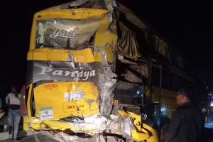 Kannauj: आगरा लखनऊ एक्सप्रेस-वे पर खड़ी स्लीपर बस में ट्रक ने मारी टक्कर...हादसे में तीन दर्जन से अधिक सवारियां घायल