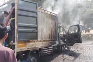 कासगंज: कपड़े से भरे लोडर वाहन में लगी भीषण आग, 20 लाख का आर्थिक नुकसान