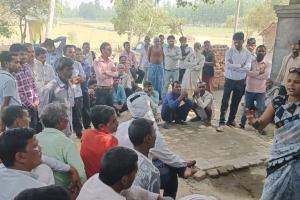 बरेली: नहीं मना पाए अफसर, मतदान न करने पर अड़े 7 गांव के लोग