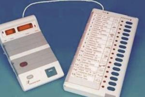 Kanpur: मतदान की तैयारी शुरू; ईवीएम में लगाए जाने लगे बैलेट पेपर, इंजीनियर ने चेक कीं मशीनें  