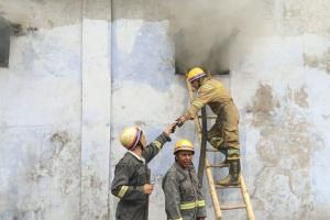 Kanpur Fire: लोहा मंडी में चमड़ा बनाने वाली फैक्ट्री में लगी भीषण आग...धुएं की ऊंची-ऊंची लपटें उठती देख बाहर निकले लोग