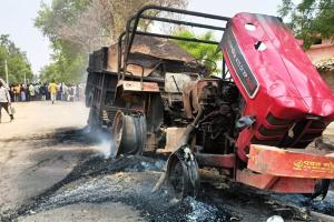 Hamirpur Accident: मौरंग लदे ट्रैक्टर ने स्कूटी सवार छात्राओं को मारी टक्कर, एक की मौत...आक्रोशित ग्रामीणाों ने वाहन को किया आग के हवाले