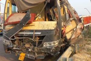 आगरा-लखनऊ एक्सप्रेस-वे पर Kannauj में ट्रक को बचाने में बस डिवाइडर से टकराकर पलटी...दो की मौत, तीस घायल