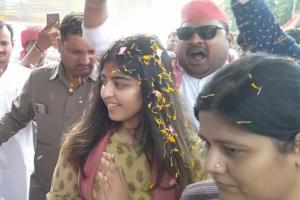 Kannauj: अखिलेश, डिंपल की बेटी अदिति यादव ने पिता के लिए मांगे वोट...जनता ने फूलों से किया स्वागत, जीत का दिया भरोसा