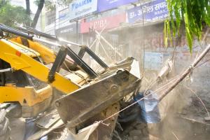 मुरादाबाद :  कांठ रोड पर चली नगर निगम की जेसीबी, ध्वस्त किया अतिक्रमण