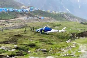 देहरादून: केदारनाथ धाम में हेलीकॉप्टर की इमरजेंसी लैंडिंग, बड़ा हादसा टला