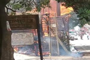लखनऊ: डालीगंज रेलवे स्टेशन के पास ट्रांसफार्मर में लगी आग, किसी के हताहत होने की सूचना नहीं 