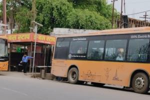 शाहजहांपुर: भीषण गर्मी में इलेक्ट्रिक बस का एसी भी दे रहा जवाब, उमस के बीच कट रहा सफर 