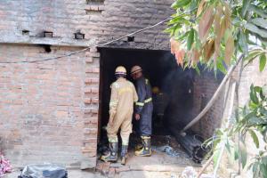 अग्निकांड : शॉर्ट सर्किट से मकान में लगी आग, मां-बेटे को बचाया