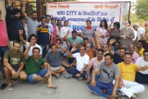 Kanpur: एनआरआई सिटी में बिजली समस्या पर धरना-प्रदर्शन, लोगों ने स्काई बंगले का काम रुकवाया, बिल्डर पर लगा गबन का आरोप 