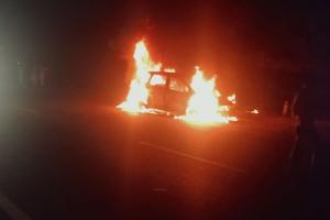 मुरादाबाद: चलती कार अचानक बनी आग का गोला, देखते ही देखते जलकर हुई खाक 