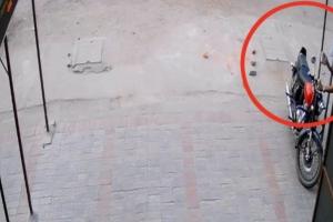 Kanpur: चोर ने अपार्टमेंट में खड़ी बुलेट गाड़ी की पार, घटना सीसीटीवी कैमरे में हुई कैद