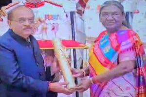 Padma Awards:राष्ट्रपति ने डॉ.आरके धीमन को पद्मश्री पुरस्कार देकर किया सम्मानित