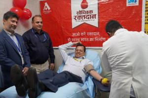 लोहिया संस्थान: प्रमुख सचिव पार्थ सारथी सेन शर्मा ने किया रक्तदान, कहा- थैलेसीमिया का इलाज संभव, घबरायें नहीं