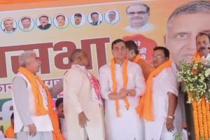 Kanpur: कांग्रेस के दिग्गज नेता श्रीप्रकाश जायसवाल के भाई प्रमोद जायसवाल ने थामा भाजपा का दामन, राकेश सचान ने पहनाया BJP का पटका