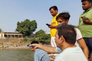 Farrukhabad: दोस्तों के साथ गंगा नहाने गए किशोर की डूबने से मौत, गोताखोरों ने कड़ी मशक्कत के बाद निकाला शव