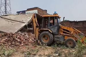 कासगंज: गांव भिटौना में शत्रु संपत्ति पर चला प्रशासन का बुलडोजर, लखनऊ से पहुंची टीम ने भूमि को कराया कब्जा मुक्त