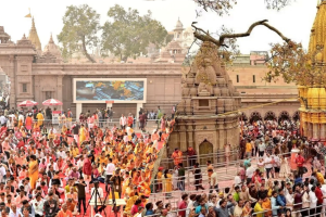 Sawan 20258: श्री काशी विश्वनाथ धाम में उमड़ी भक्तों की भीड़, घाटों पर बैरिकेडिंग