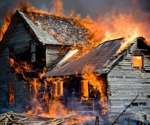 बहराइच : अज्ञात कारणों से फूस के मकानों में लगी आग, अग्निकांड में तीन घरों की गृहस्थी हुई जलकर राख