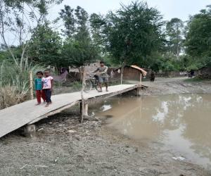 गोंडा: जुगाड़ के पुल और नाव ही है हजारों ग्रामीणों का सहारा, वादे बहुत हुए पर किसी ने नहीं निभाई जिम्मेदारी