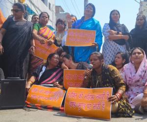 Kanpur: राहुल गांधी की टिप्पणी को लेकर विरोध कर रही महिलाओं ने सीसामऊ ACP पर लगाया अंगुली मरोड़ने का आरोप, सड़क की जाम