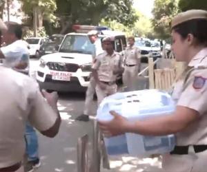 मालीवाल मारपीट मामला: सीएम आवास पर पहुंची दिल्ली पुलिस, CCTV DVR सहित कई सामान जब्त