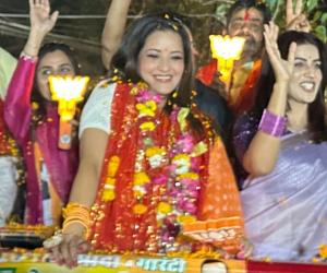 Kanpur: भोजपुरी अभिनेत्री अक्षरा सिंह और मोनालिसा ने किया रोड शो; बोलीं- रउआ ढ़ेर सारा आपन बेटा का प्यार दिहल जा 