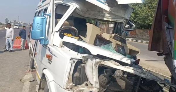 Mini Bus Crashes into Truck, Six Injured near Mahakumbh