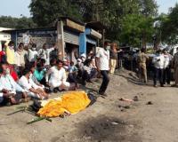 अयोध्या: विद्युत कर्मी का शव रखकर ग्रामीणों ने किया प्रदर्शन
