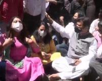 शिवसैनिकों को जमानत देने पर भाजपा का प्रदर्शन, फिर गिरफ्तारी की मांग
