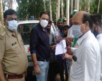 बाराबंकी: इलाज में लापरवाही से मरीज की मौत, भाकियू ने शव रख कर किया धरना प्रदर्शन