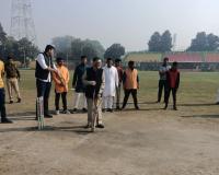 बरेली: सांसद खेल स्पर्धा में संतोष गंगवार ने भी खेला क्रिकेट