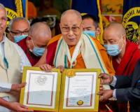 आध्यात्मिक गुरु दलाई लामा को किया गया गांधी मंडेला पुरस्कार से सम्मानित