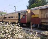 रायबरेली: रेलवे गेट पर टाइमर लगाते समय आई तकनीकी खराबी, खड़ी रही नौचंदी