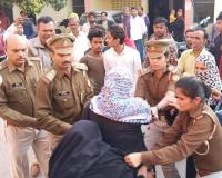 अमरोहा : आरोपी छात्रों को कोर्ट में पेश करने ले जाते वक्त परिजनों का हंगामा,  तीन महिलाएं हिरासत में 